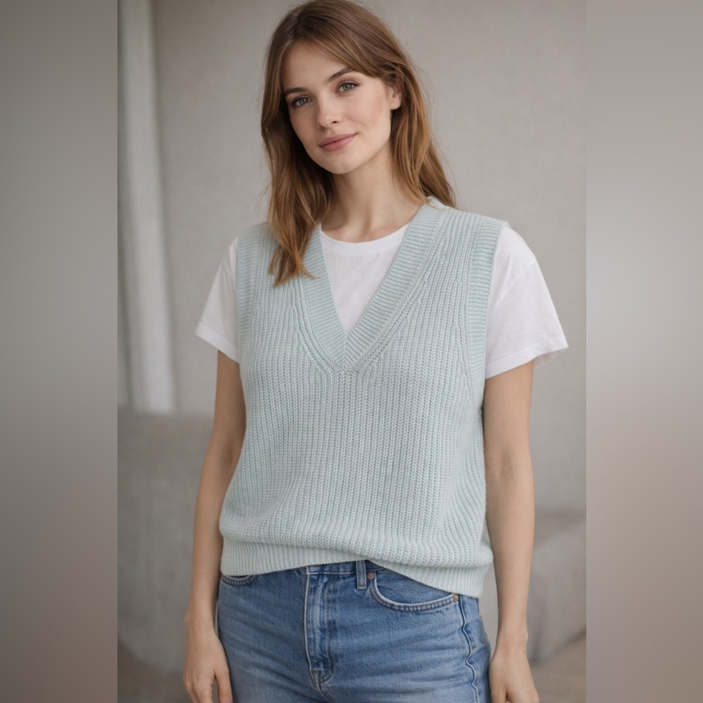 H&M Divided Women’s Baby Blue Sweater Vest XL Ribbed Knit V-Neck Preppy Oversize